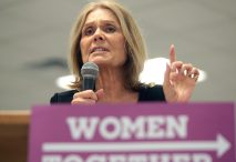 Gloria Steinem, fotografiada por Gage Skidmore en 2016, con licencia CC BY-SA 3.0, vía Wikimedia Commons
