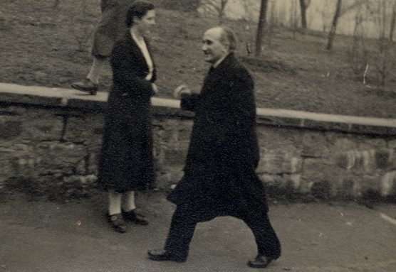 Romano Guardini, en Baviera, años 20 del siglo XX. Fotografía de Johannes Schneider. CC BY-SA 3.0. Imagen recortada a 16:9. Dominio público vía Wikimedia Commons.