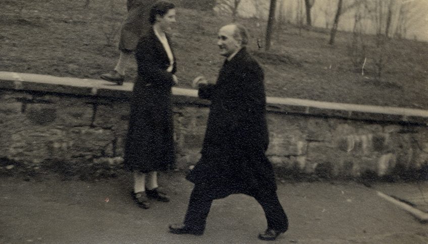 Romano Guardini, en Baviera, años 20 del siglo XX. Fotografía de Johannes Schneider. CC BY-SA 3.0. Imagen recortada a 16:9. Dominio público vía Wikimedia Commons.