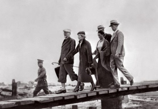 Llegada a México de Trotsky, con Natalia, su mujer, y Frida Kahlo. © Dominio público, vía Wikimedia Commons. En México sería asesinado por el KGB