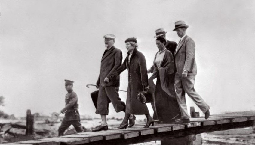 Llegada a México de Trotsky, con Natalia, su mujer, y Frida Kahlo. © Dominio público, vía Wikimedia Commons. En México sería asesinado por el KGB
