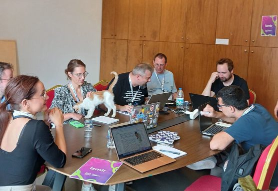 Reunión de trabajo en el centro cultural Müze Ghazane en Estambul