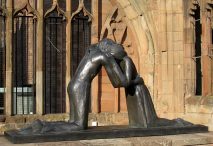 Reconciliación, escultura de Josefina de Vasconcellos en las ruinas de la catedral de Coventry