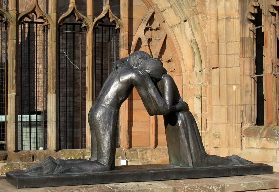 Reconciliación, escultura de Josefina de Vasconcellos en las ruinas de la catedral de Coventry