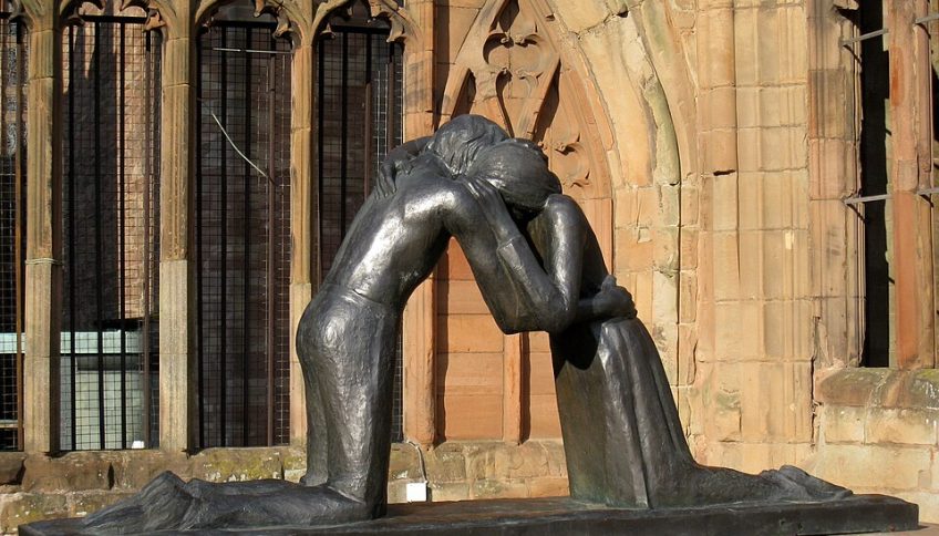 Reconciliación, escultura de Josefina de Vasconcellos en las ruinas de la catedral de Coventry